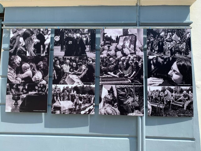 Загинули у боях з окупантами: у Чернівцях журналіст В’ячеслав Хабайло презентував фотовиставку з портретами полеглих буковинських героїв