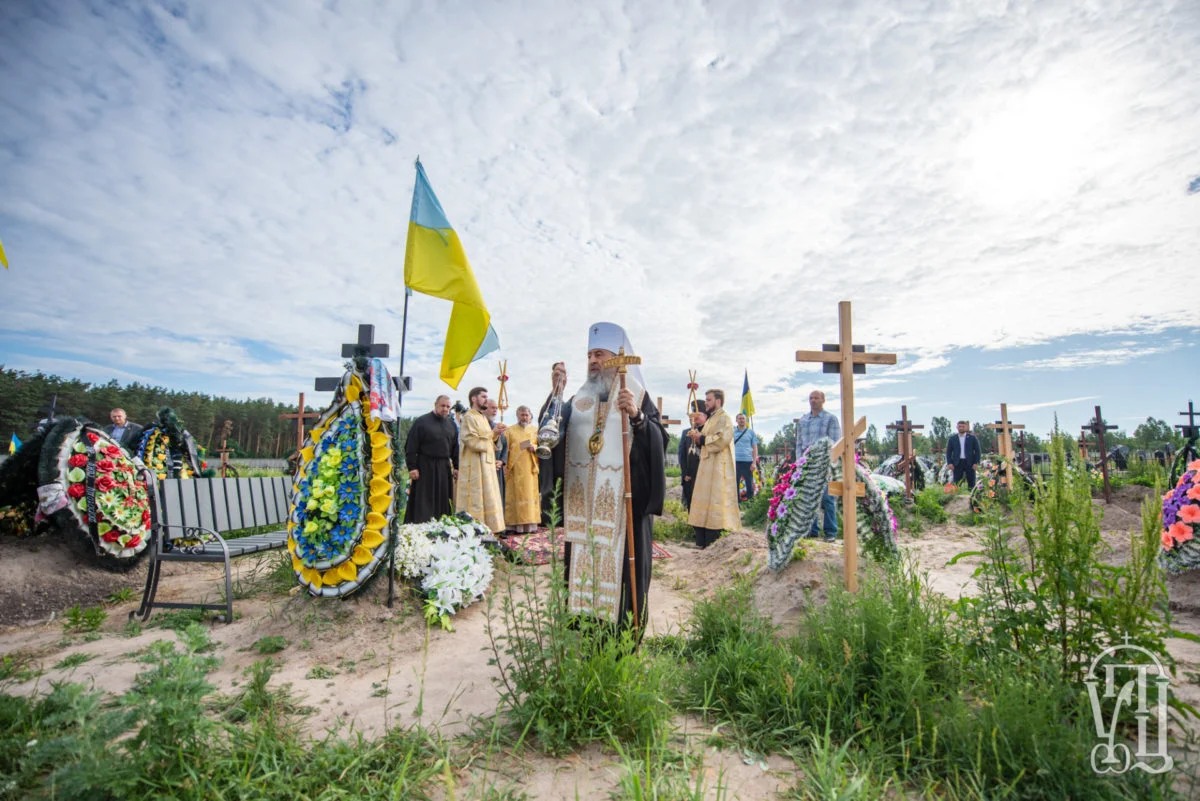 Онуфрій відправив службу у Бучі на цвинтарі, де поховали убитих під час бойових дій та російської окупації і освятив пам'ятний хрест