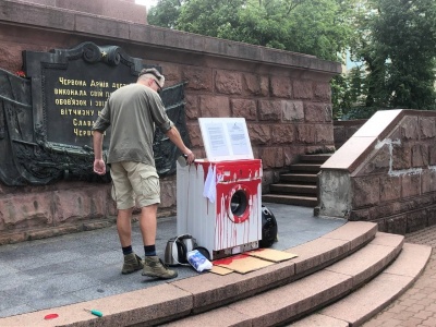 Активіст вимагає у мерії Чернівців повернути інсталяцію пам'яті жертв військових злочинів Росії