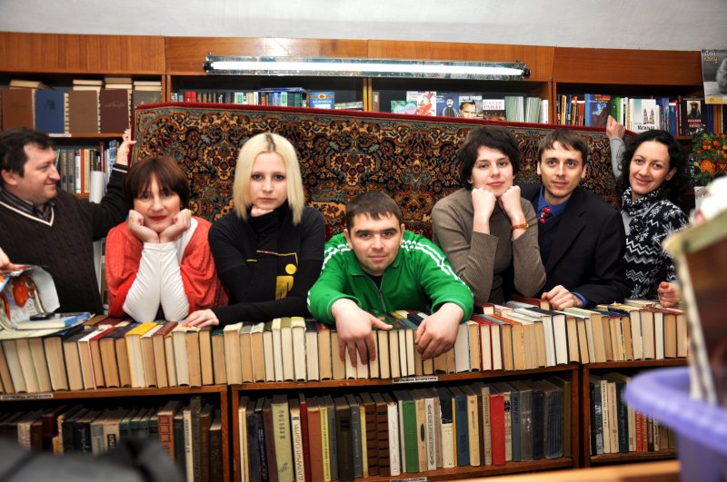 Чернівецькі журналісти заступилися за 'Букініст' фотосесією в книгарні