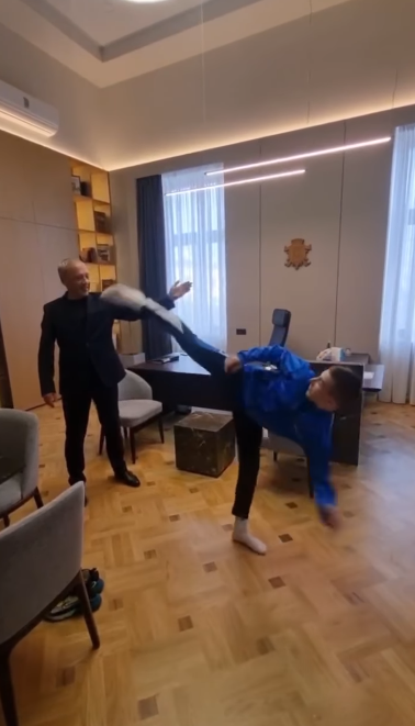 Бронзовий призер чемпіонату світу з карате перевірив, як Клічук тримає удар (ВІДЕО)