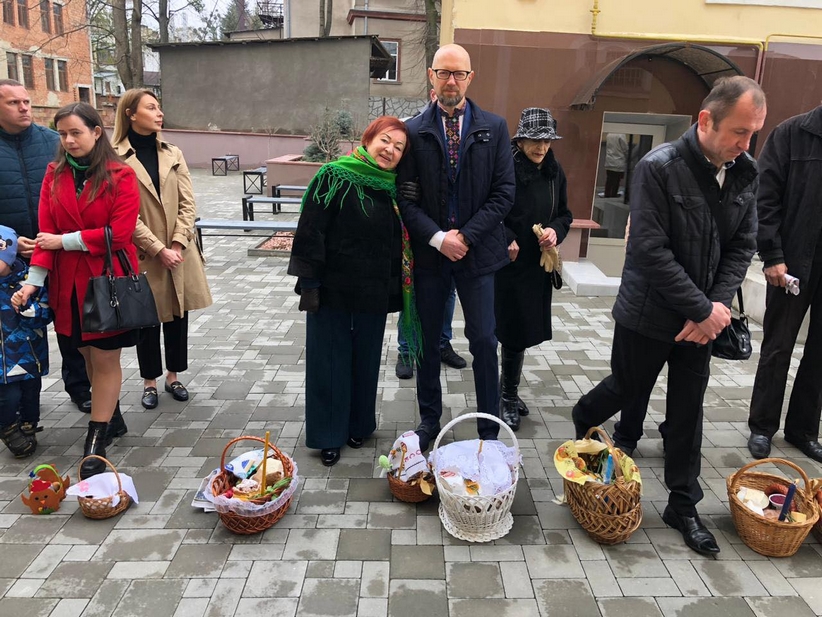 Екс-прем'єр-міністр України Арсеній Яценюк святкував Великдень у Чернівцях