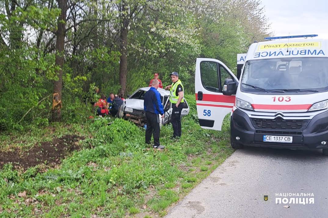 На Буковині 15-річний підліток за кермом авто врізався у дерево і зламав стегно: батьків можуть покарати 