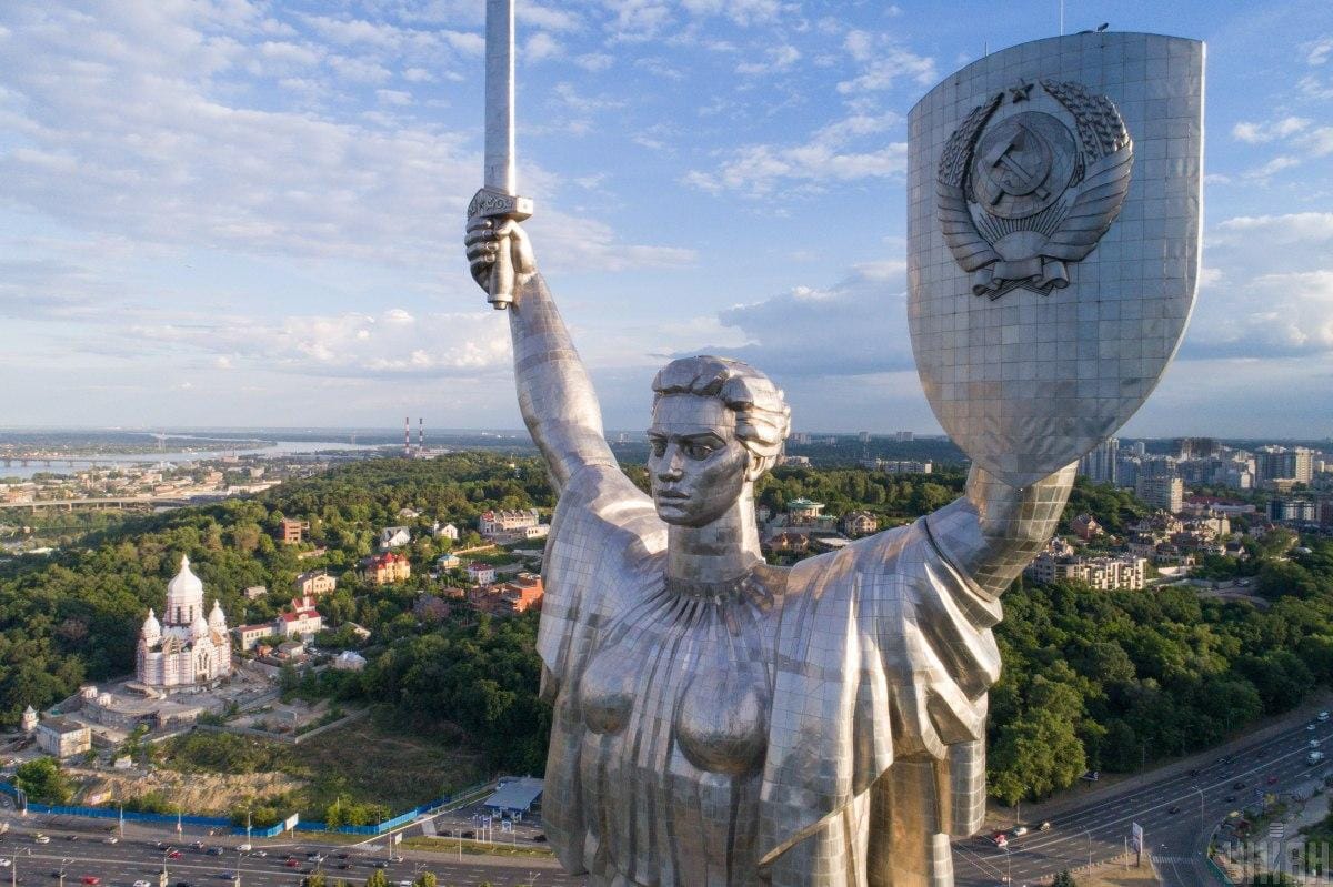 У Києві радянський герб на монументі 'Батьківщині-Матері' замінять на тризуб