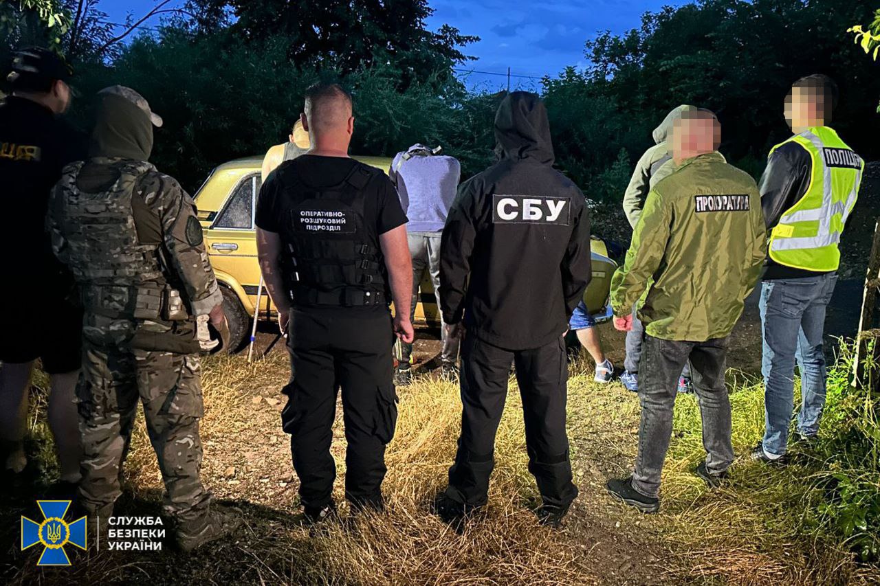 СБУ на Буковині блокувала ще два канали переправлення чоловіків за кордон: серед організаторів - громадянка рф 