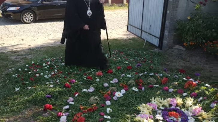 У Михальчі  прохід для скандального єпископа Никити вистелили живими квітами (ВІДЕО)