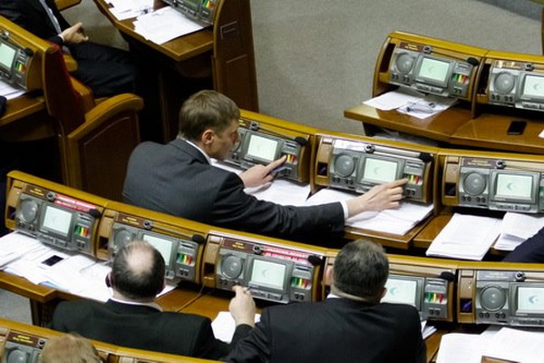 Артем Семенюк, який пройшов до Верховної Ради по округу, в якому знаходиться Новодністровськ, проголосував проти призначення там виборів міського голови
