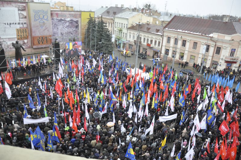 У Чернівцях на акцію 'Вставай, Україно!' вийшло найбільше людей з часів Помаранчевого майдану (оновлено о 22.34)
