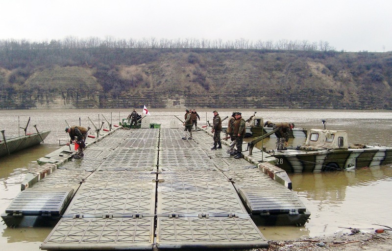 Військові відновили сполучення між Чернівецькою областю і Україною. Поки що лише паромне

