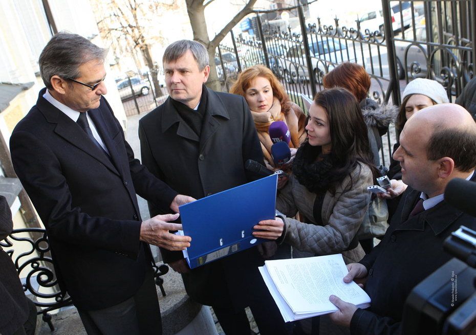 У представництво Єврокомісії передано 20 тис. підписів буковинців за санкції до переслідувачів опозиції в Україні