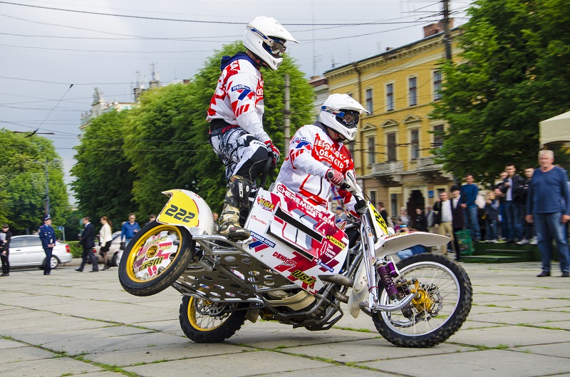 В Чернівцях відбувся флешмоб на підтримку  Чемпіонату світу з мотокросу (фоторепортаж)
