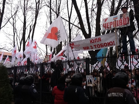 У мітингу на підтримку Юлії Тимошенко біля Апеляційного суду столиці бере участь делегація Чернівецької області