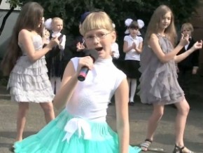 Молодша донька Яценюка заспівала на святі останнього дзвоника (+Відео)