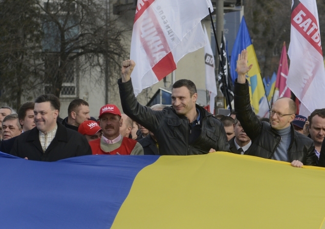 'Я не можу уявити, що такі люди, як Кличко, який позиціонує себе як європеєць, і Яценюк - з відкритим мисленням, - тиснуть руку людині, яка публічно заявляє, що євреї - головна загроза для європейської цивілізації', - євродепутат із Польщі Марек Сівець