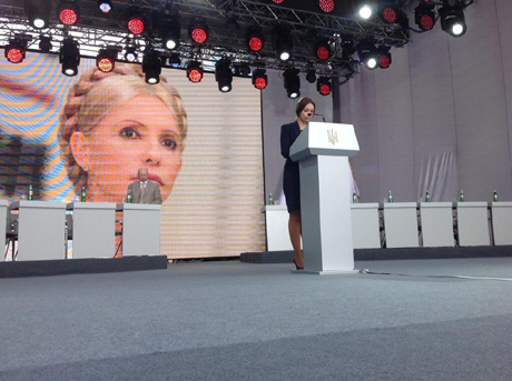 Тимошенко написала, що довіряє Яценюку і бачить, як його б'ють