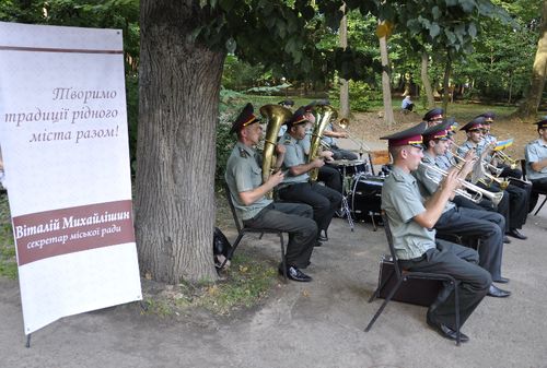 На Центральній площі Чернівців біля пам'ятника Т. Г. Шевченка гратиме духовий оркестр