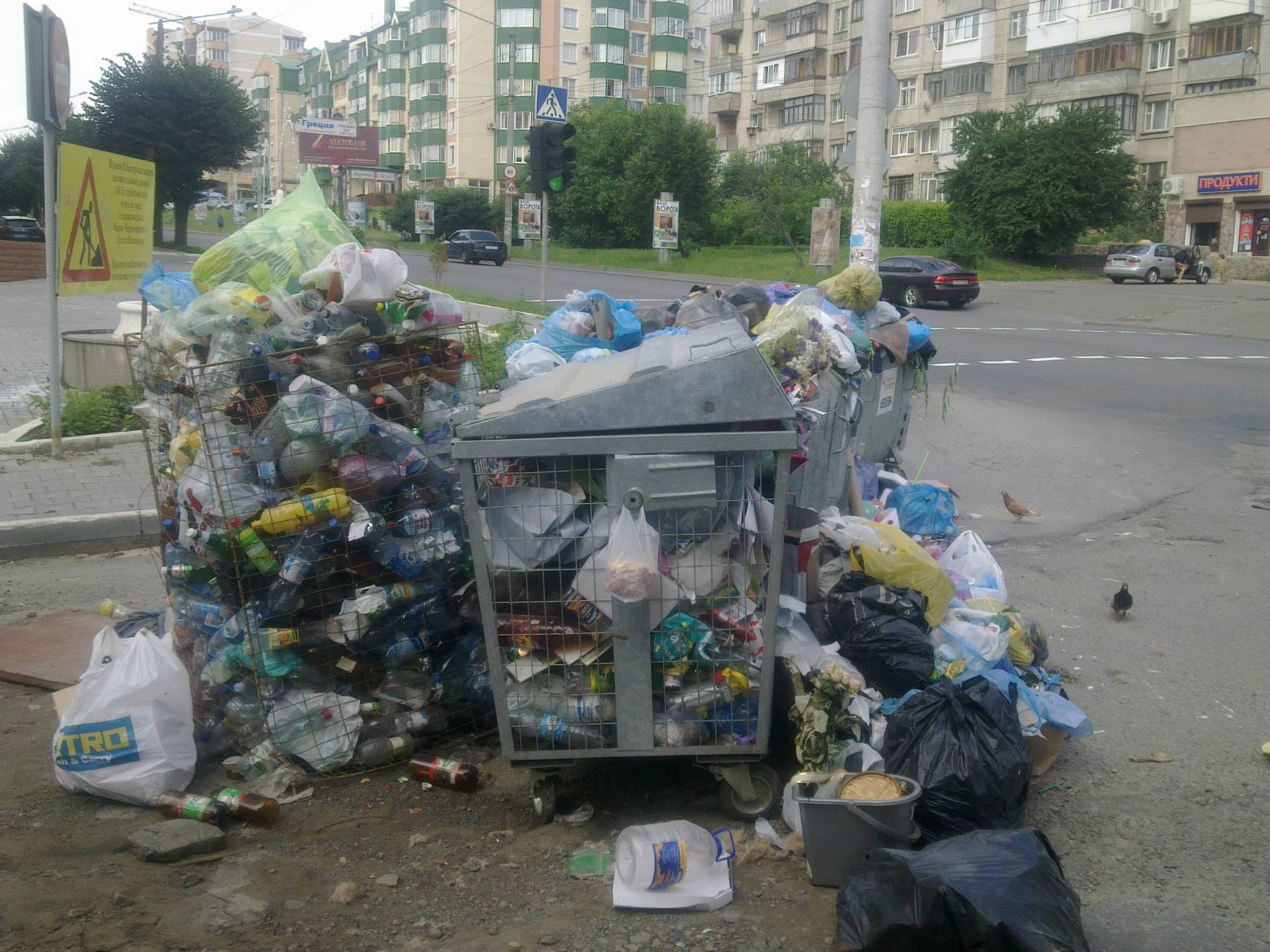 З перехрестя Червоноармійської - Каспрука люди Тимофєєва-Сірмана не вивозять сміття