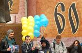 У Чернівцях пустили за вітром чорні повітряні кульки з зображеннями Януковича, Азарова, Захарченка, депутатів-регіоналів, Папієва і Михайлішина
