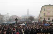 Багатотисячне віче у Чернівцях закликало владу запровадити в Україні надзвичайний, а якщо потрібно і військовий стан для відсічі російським агресорам