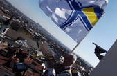 Над Чернівцяли підняли військово-морський прапор України (+'Марічка' під прапором ВМС)
