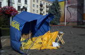 Вночі на Центральній площі  невідомі також пошкодили намети партій Тимошенко і  Тягнибока