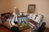 Марія Ткачук зі Старого Вовчинця  до Великодня вишила дві ікони