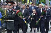 Яценюк взяв доньку на церемонію вшанування жертв політичних репресій