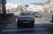 Авто румунських дипломатів перегородило пішохідний перехід та заблокувало рух транспорту у Чернівцях
