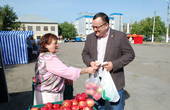 Міський голова Олексій Каспрук купив яблука на ярмарку «Щедрий кошик Чернівців»