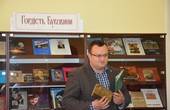 Олексій Каспрук передав обласній бібліотеці рідкісну книгу драматичних творів Юрія Федьковича 