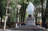 Прем’єр Яценюк та мер Чернівців Каспрук відкрили пам’ятник першому ректорові Чернівецького університету (ФОТО)