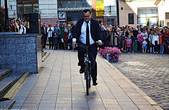 Чернівецький міський голова Олексій Каспрук прибув на відкриття Дня міста на екологічно чистому транспорті –  велосипеді 