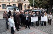 Під ратушею в Чернівцях активісти 'Батьківщини' вимагали скликання позачергової сесії (ФОТО)