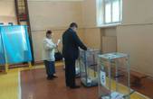 Лідер парламентської фракції 'Народний фронт'  Максим Бурбак проголосував на дільниці у рідній школі