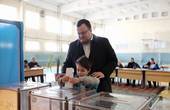 Мер Чернівців проголосував з дружиною та сином за 'гідне майбутнє міста' (ФОТО)
