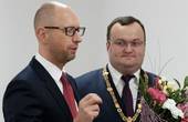 Яценюк по телефону привітав Каспрука з перемогою на виборах мера Чернівців
