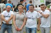 Один із лідерів 'Свободи' у Чернівецькій міськраді - у футболці 'Рідного міста' в компанії родини Проданів (ФОТО)