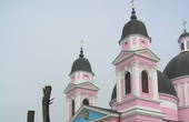 Туристів у Чернівцях дивує рожевий собор  і велика кількість піцерій, ніби це Італія, а не Україна 
