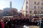 У Чернівцях студенти ходили по місту з труною, а в Хотині знову збираються перекривати дорогу на Київ