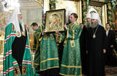 Багатоліття патріарху Кирилу у Чернівцях проспівали церковнослов'янською та молдавською мовами. Чому не українською?