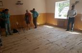 У Чернівцях підрядник за 133 тисячі перестелив підлогу в школі гнилими дошками