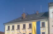Фасад чернівецького готелю  прикрасили багатометровим державним прапором, а в селі Біла встановили велетенський дерев’яний тризуб