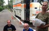 Буковинські волонтери вкотре відвезли на передову необхідні ліки, одяг та їжу (ФОТО)