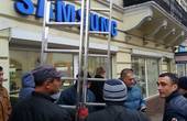 «Усі рівні перед законом!» У Чернівцях демонтували вивіску з магазину, який належить депутату міської ради (ФОТО)
