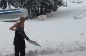 У центрі Чернівців чоловік у майці прибирав сніг (ФОТО)