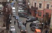 Кримінальне провадження за фактом перекриття дороги в Коровії  'пересічників' не злякало: у Чернівцях вулицю Бандери блокували автомобілі з іноземною реєстрацією (фото+відео)