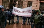 Деревообробники зібралися під 'будинком з левами' на другий день після того, як депутати вже звернулись до Києва не скасовувати мораторій
