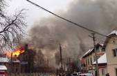 Пивзавод у Чернівцях, який,  ймовірно, загорівся через безхатьків, гасять кілька бригад пожежників (ВІДЕО+ФОТО)