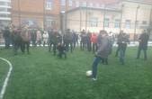 На урочистому відкритті стадіону для міні-футболу у Чернівцях лідер парламентської фракції зробив символічний удар по м'ячу
