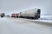 Десятки вантажівок на Буковині застрягли через сніг і ожеледицю (ФОТО, ВІДЕО)